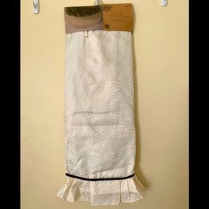 Jaclyn smith 52 inch tree skirt